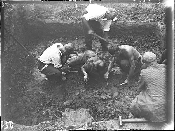 Cmentarzysko ludności kultury łużyckiej, stanowisko 1 - Eksploracja grobu ciałopalnego