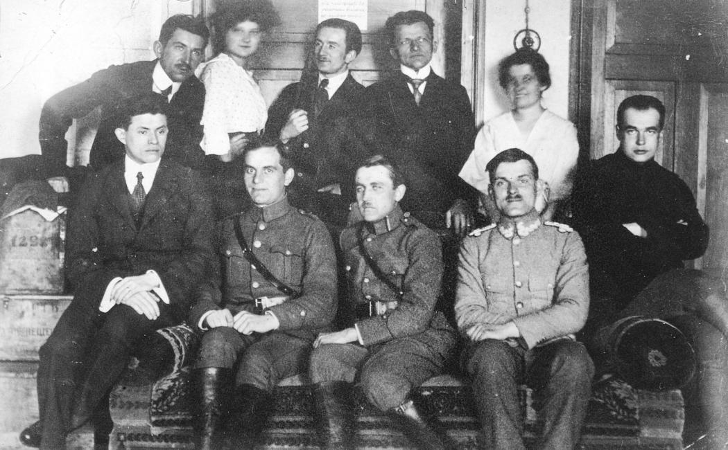Członkowie Polskiej Organizacji Wojskowej Górnego Śląska w czasie II powstania, pierwszy z lewej siedzi Jan Ludyga - Laskowski, trzeci Alfons Zgrzebniok