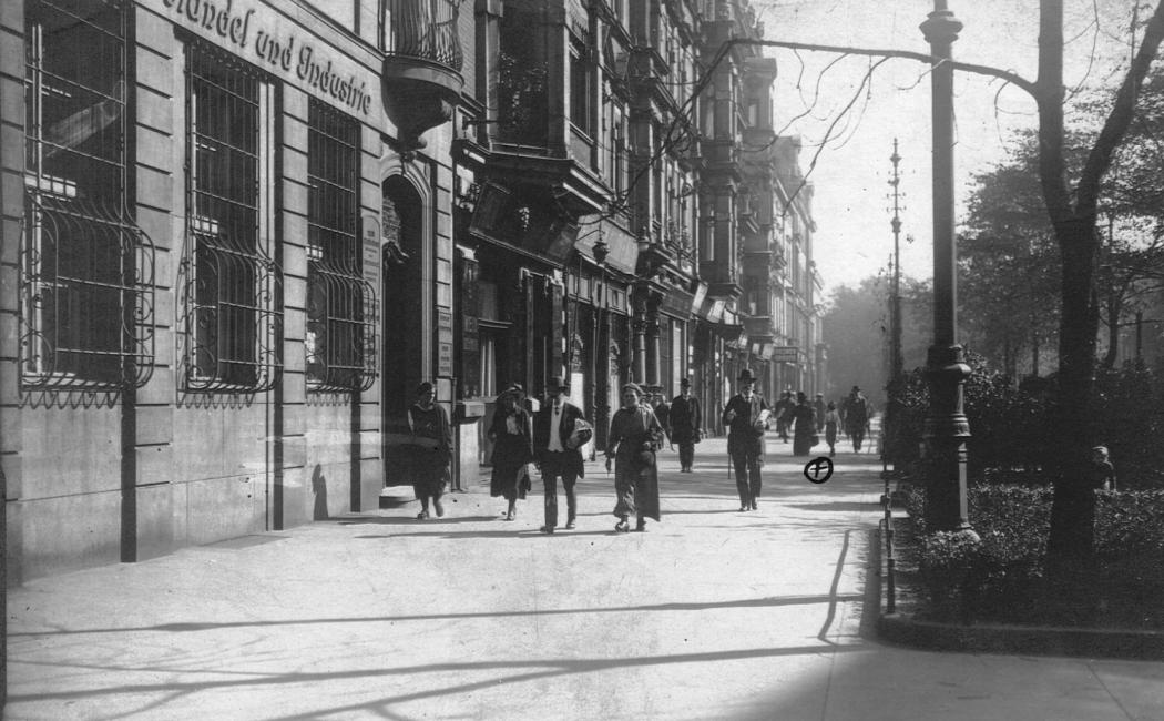 Ulica w Katowicach, krzyżykiem zaznaczono miejsce, w którym 17 sierpnia 1920 r. rozjuszony tłum Niemców zamordował dra Andrzeja Mielęckiego