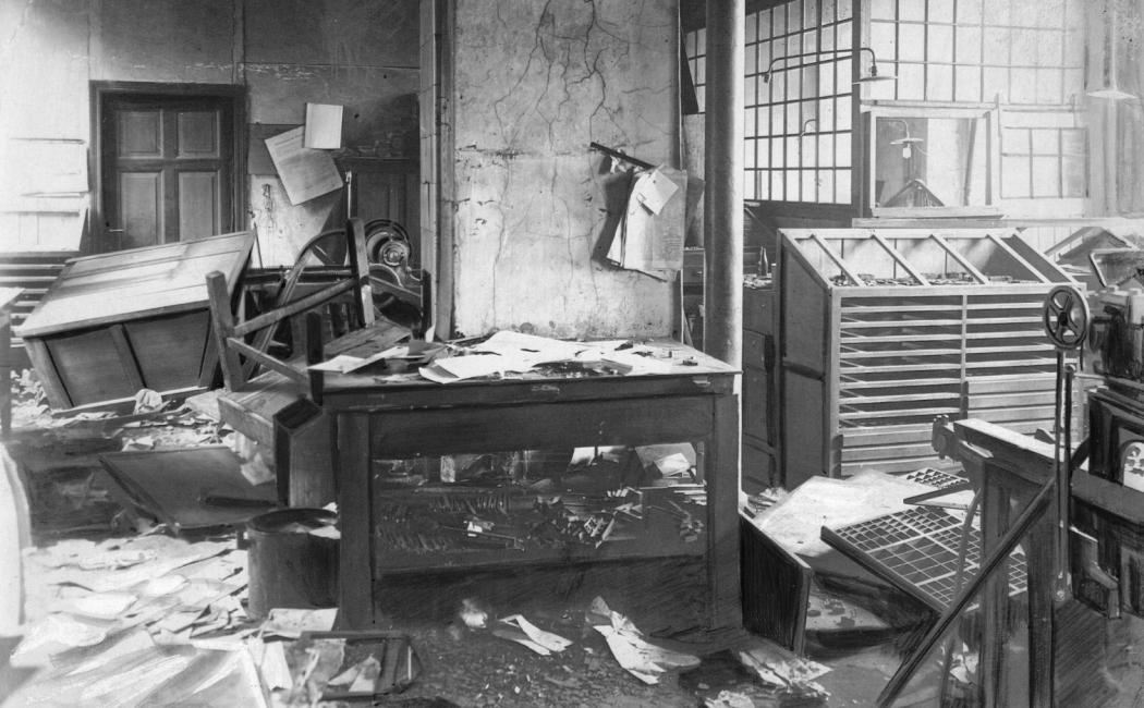 Wnętrze drukarni „Gazety Robotniczej” zdemolowane przez niemiecką bojówkę