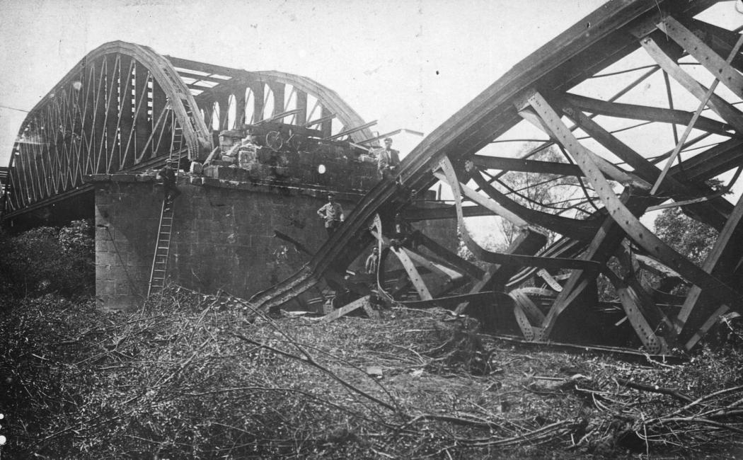 Most kolejowy w porcie w Koźlu zniszczony przez wycofujących się powstańców 4.06.1921