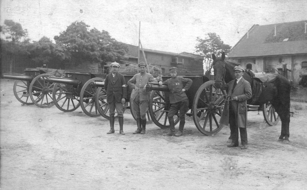 Armaty 4 baterii artylerii powstańczej przed wyruszeniem na front pod Kędzierzynem, przy koniu Edmund Kabicz