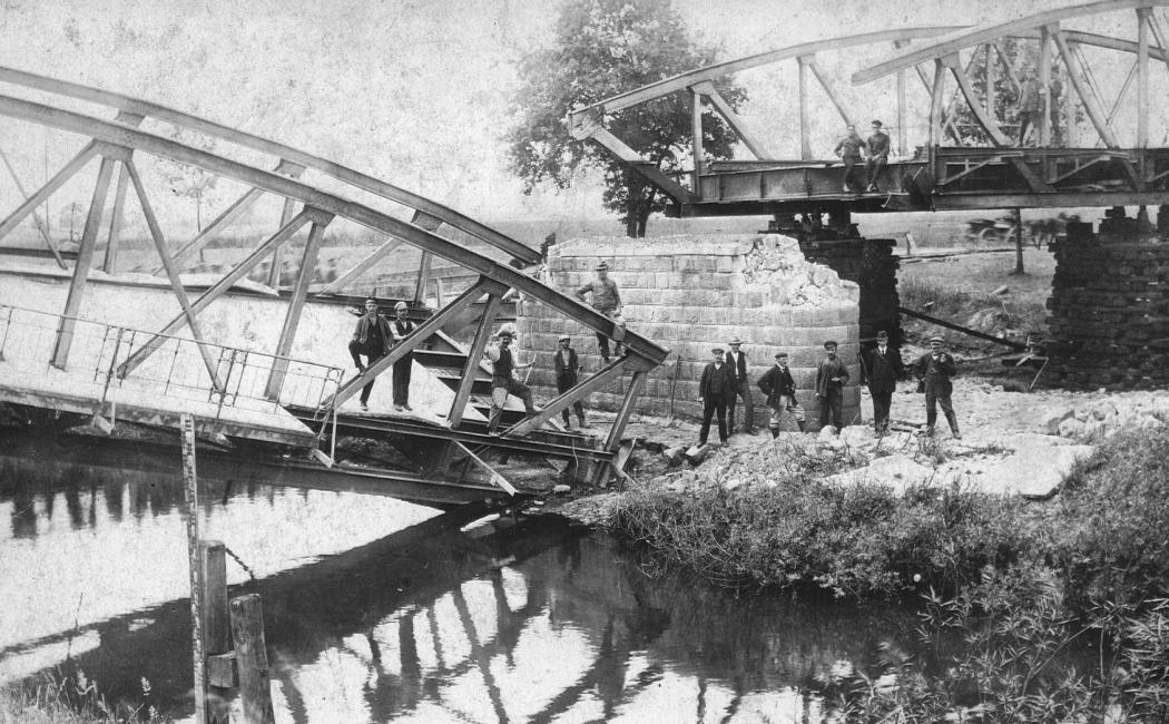 Most drogowy na Kłodnicy pod Pogorzelcem (obecnie dzielnica Kędzierzyna) wysadzony przez wycofujących się powstańców 4.06.1921