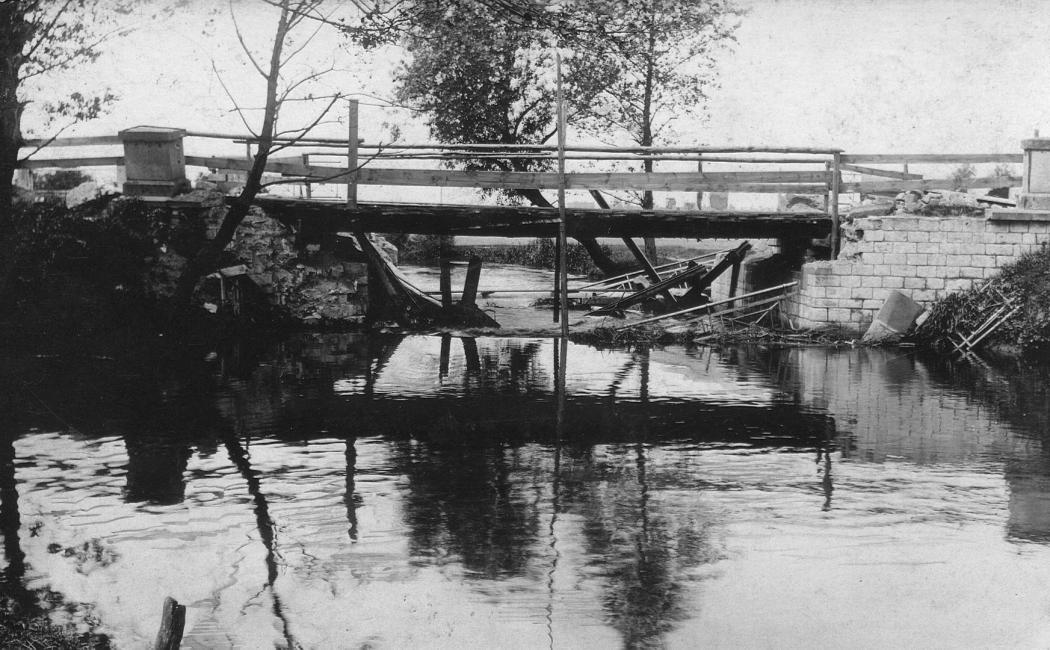 Most drogowy na Kłodnicy pod Pogorzelcem (obecnie dzielnica Kędzierzyna) wysadzony przez wycofujących się powstańców 4.06.1921