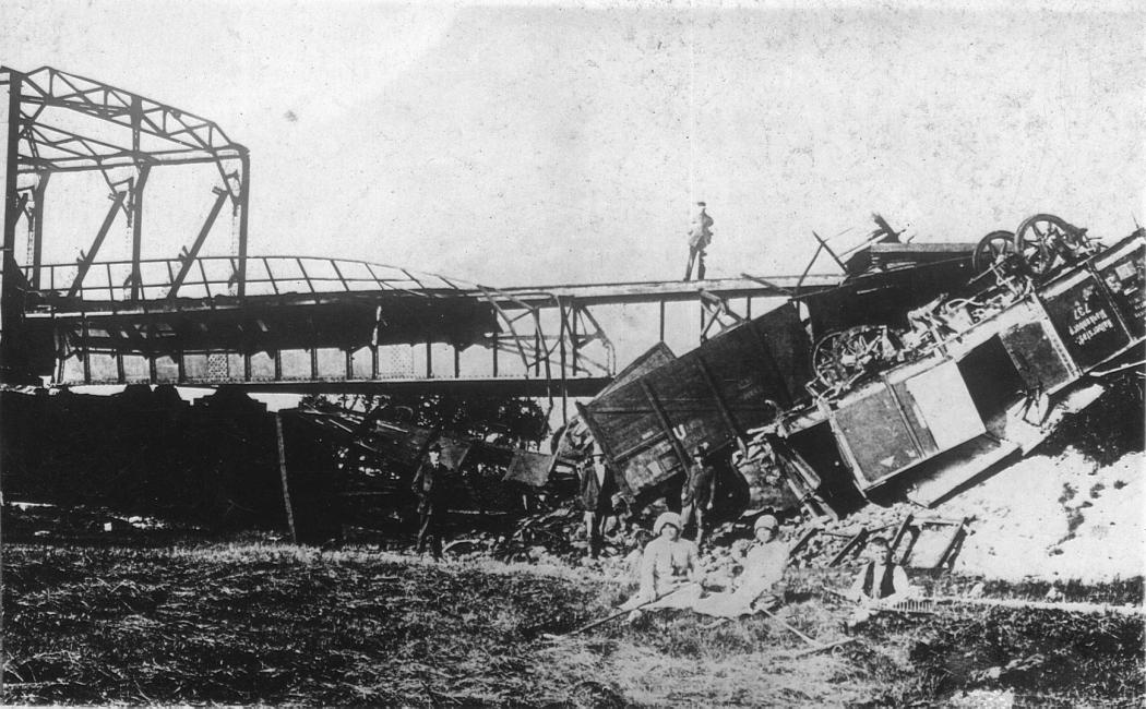 Most kolejowy pod Czarnowąsami zniszczony przez oddział z grupy destrukcyjnej Wawelberga