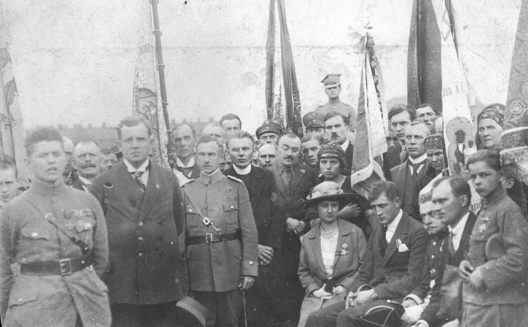 Szopienice, uroczystość przekazania sztandaru powstańcom przez mieszkańców Lwowa, przemawia Jan Ludyga-Laskowski (pierwszy z lewej), obok Wojciech Korfanty