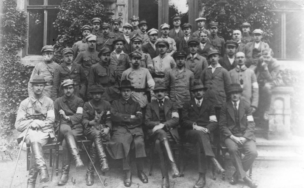 Dowództwo 14. Pułku Piechoty, trzeci od prawej siedzi dowódca – Józef Michalski