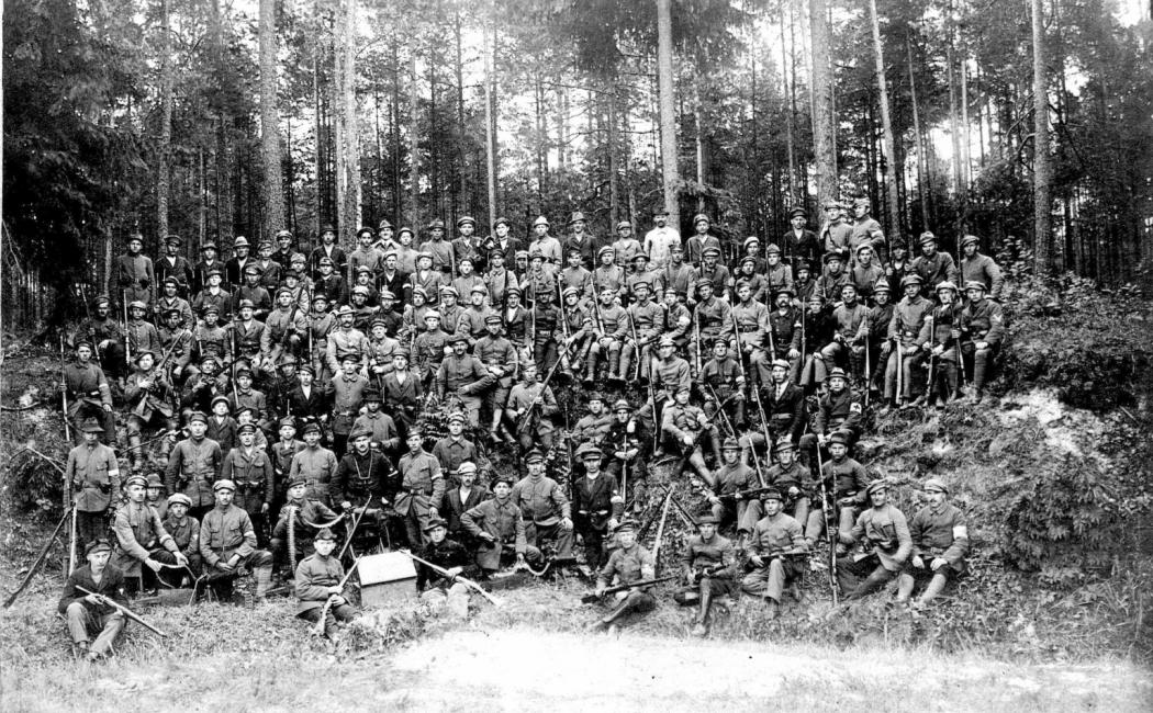 3. kompania 1. baonu 9. Pułku Piechoty, za karabinem maszynowym z lornetką d-ca baonu Aleksander Krawczyk