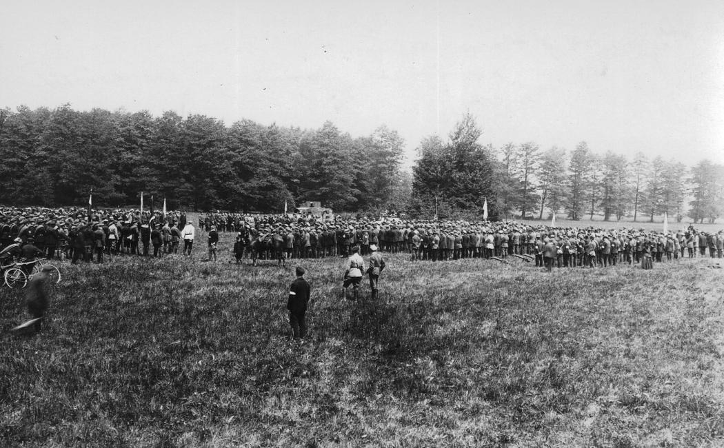 Oddziały 1. Dywizji Powstańczej podczas mszy polowej koło Poznowic pod Górą św. Anny