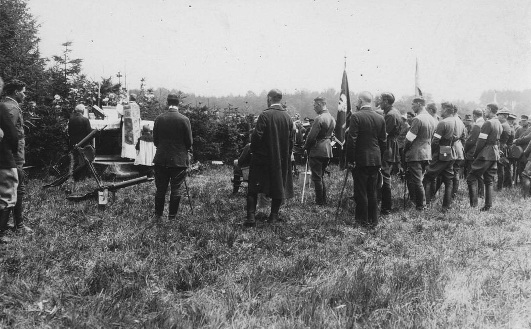 Oddziały 1. Dywizji Powstańczej podczas mszy polowej koło Poznowic pod Górą św. Anny