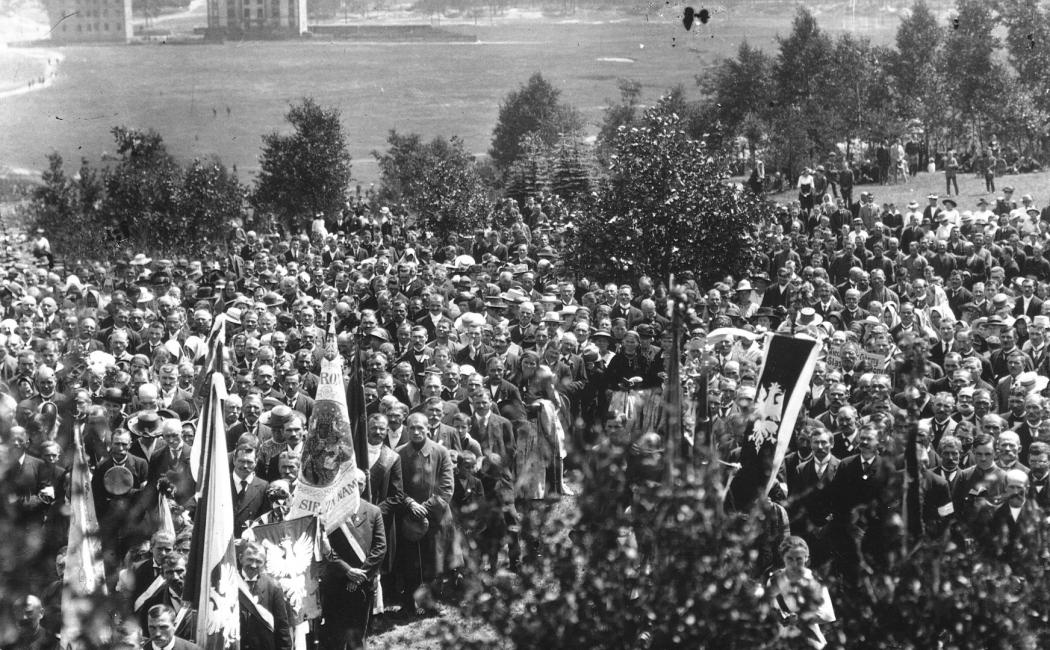 Msza polowa dziękczynna w dniu 10.05.1921 z okazji zdobycia przez siły powstańcze Kędzierzyna, odprawiona w dawnym "Trójkącie Trzech Cesarzy" pod Mysłowicami