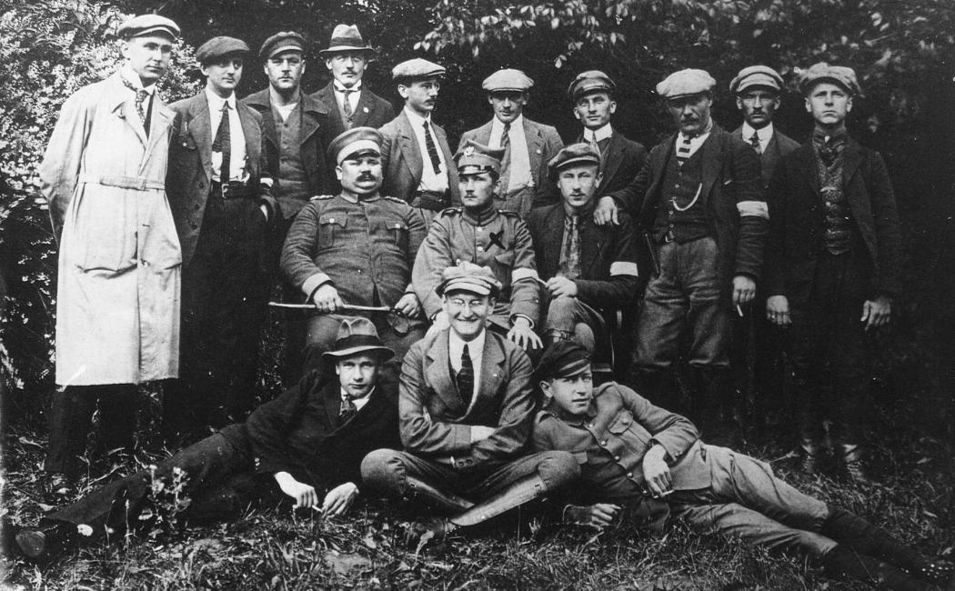 Dowództwo 7. Pułku Piechoty, w środku siedzi dowódca Stanisław Mastalerz, po jego lewej stronie Szubert, pierwszy od lewej stoi dr Szaliński 