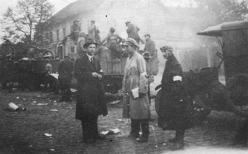 Powstańcy zajmują Kędzierzyn, na pierwszym planie po lewej Adam Benisz