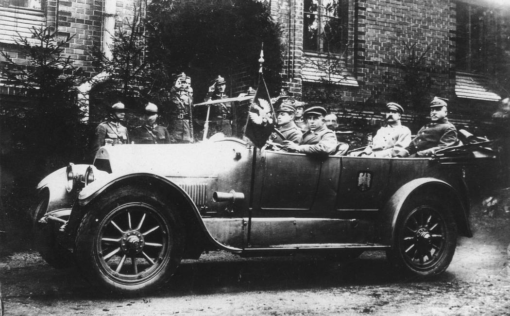 26.08.1922, Marszałek Józef Piłsudski w Lublińcu, obok gen. Jan Jacyna adiutant generalny Naczelnego Wodza, z przodu obok kierowcy mjr Jan Ludyga-Laskowski