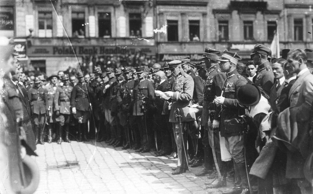 Marszałek Józef Piłsudski odczytuje na Rynku w Katowicach listę powstańców odznaczonych Krzyżem Orderu Virtuti Militari i Krzyżem Walecznych, wrzesień 1922