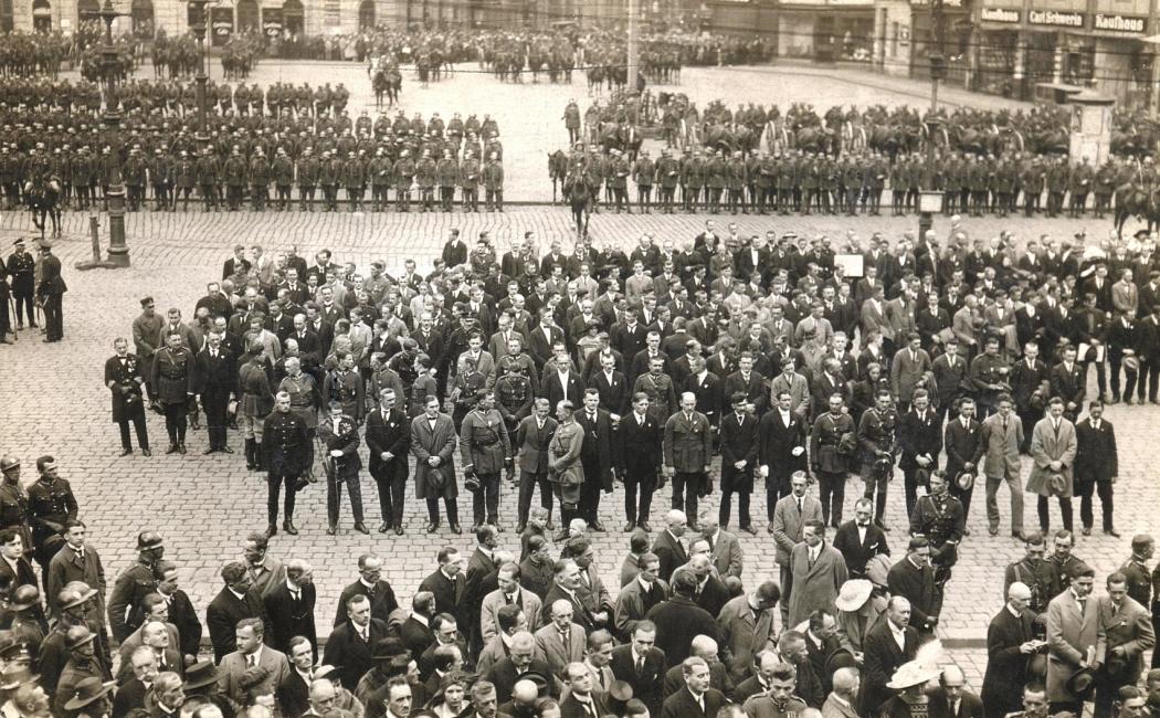 Uroczystość dekoracji powstańców Krzyżami Orderu Virtuti Militari i Krzyżami Walecznych przez marszałka Józefa Piłsudskiego na Rynku w Katowicach