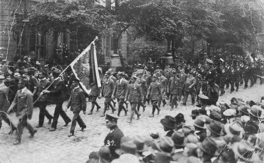 Członkowie Towarzystwa Gimnastycznego "Sokół" podczas defilady z okazji wkroczenia Wojska Polskiego, 20.06.1922