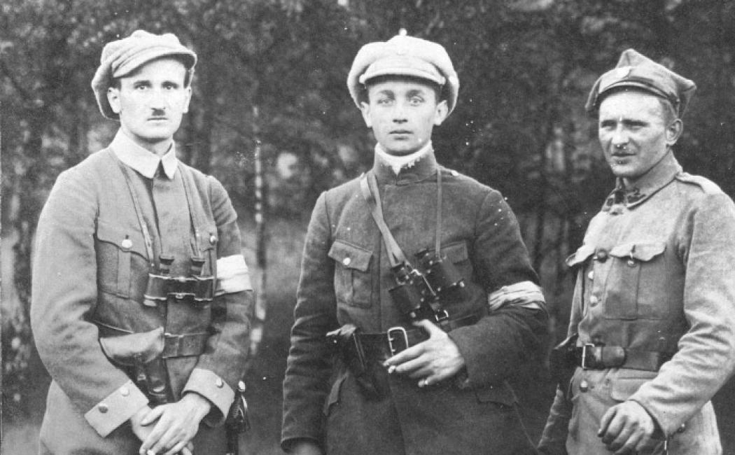 Oficerowie z 1. kompanii 1. baonu 3. Pułku Piechoty, po lewej Henryk Kalemba - dowódca baonu, po prawej Władysław Wieczorek - dowódca kompani