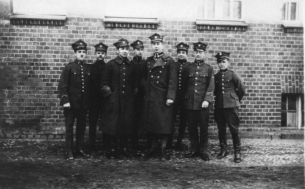 Powstańcy w mundurach Armii Wielkopolskiej, w środku kpt. Walter Larysz