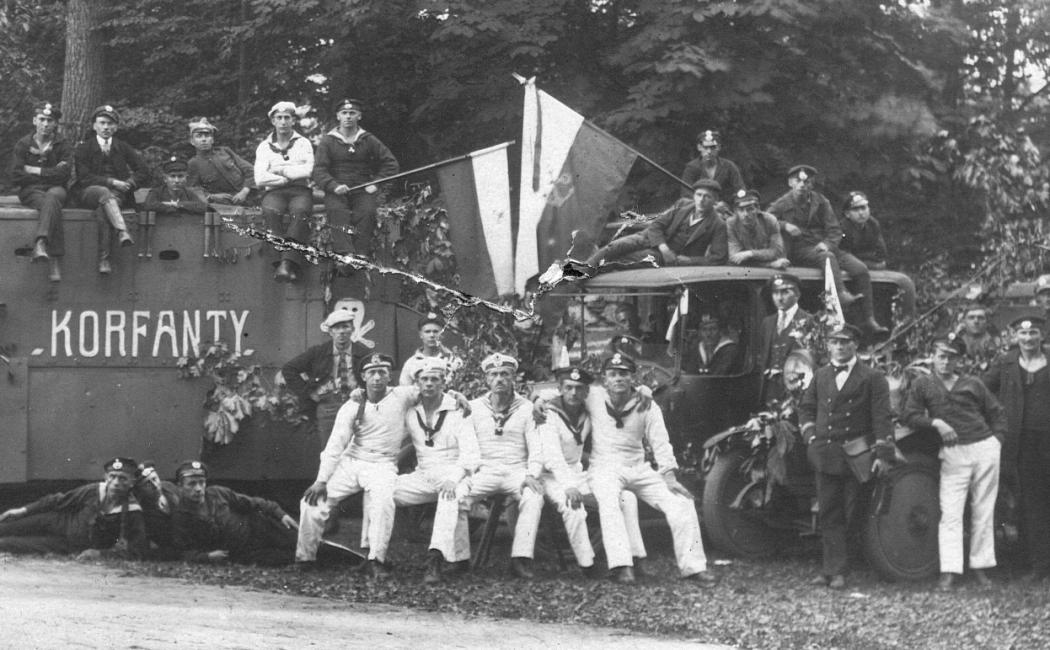 Oddział marynarzy wraz z kpt. Robertem Oszkiem na tle samochodu pancernego „Korfanty”