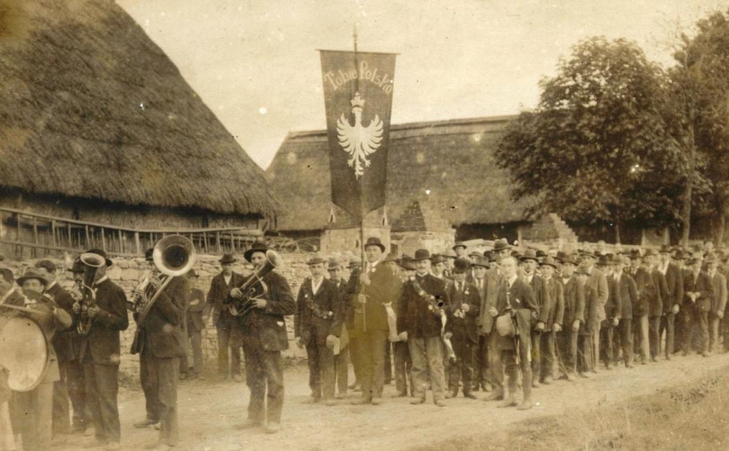 Pochód mieszkańców Osieka do Rozmierzy ze sztandarem „Tobie Polsko” w dniu 2.05.1920 r. 