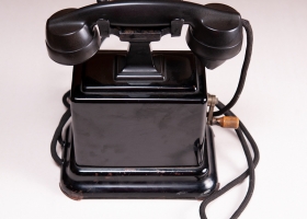 Aparat telefoniczny na korbkę szwedzkiej firmy  l m ericsson, model dal 1001 MSO-H-5485-01