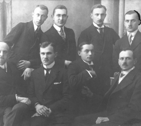 Pierwsza grupa oficerów, którzy zgłosili się do konspiracyjnej pracy w Centrali Wychowania Fizycznego w listopadzie 1920, od lewej stoją: Antoni Popiela, Tadeusz Szaliński, Plackowski, Stefan Konieczny, siedzą: Leon Pokrywka, Matecki, Grunwald, Dwarecki