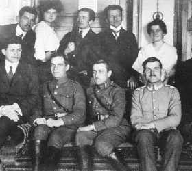 Członkowie Polskiej Organizacji Wojskowej Górnego Śląska w czasie II powstania, pierwszy z lewej siedzi Jan Ludyga - Laskowski, trzeci Alfons Zgrzebniok
