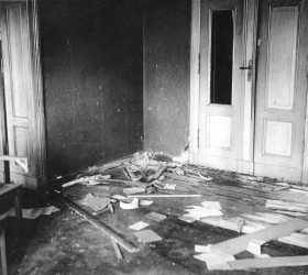 Wnętrze hotelu „Deutsches Haus” w Katowicach - siedziby Polskiego Komitetu Plebiscytowego, zdemolowane przez niemiecką bojówkę w dniu 18 sierpnia 1920 r.