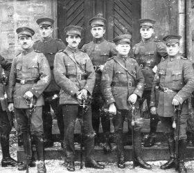 Grupa funkcjonariuszy Policji Plebiscytowej (Abstimmungspolizei – Apo), w pierwszym szeregu drugi od lewej Jerzy Mańka, trzeci Maksymilian Mańka