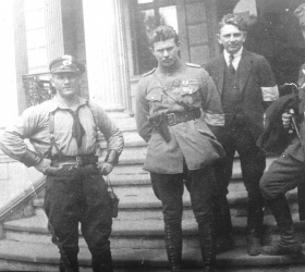 Kpt. Robert Oszek (pierwszy z lewej) i mjr Jan Ludyga-Laskowski (obok) przed pałacem w Sławięcicach – siedzibą dowództwa I Dywizji Powstańczej