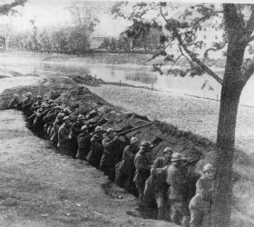 Żołnierze włoscy w okopach nad Odrą koło Raciborza