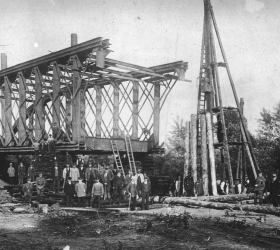 Niemcy odbudowują most kolejowy w porcie w Koźlu zniszczony przez wycofujących się powstańców 4.06.1921