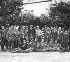 Kompania 1. baonu 8. (późn. 6.) Pszczyńskiego Pułku Piechoty, w środku w ciemnym ubraniu d-ca baonu Leonard Krüger-Krukowski