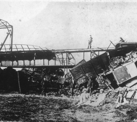 Most kolejowy pod Czarnowąsami zniszczony przez oddział z grupy destrukcyjnej Wawelberga
