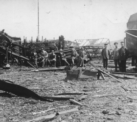 Zniszczony wskutek ostrzału artyleryjskiego teren stacji w Dobrodzieniu