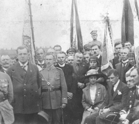 Szopienice, uroczystość przekazania sztandaru powstańcom przez mieszkańców Lwowa, przemawia Jan Ludyga-Laskowski (pierwszy z lewej), obok Wojciech Korfanty