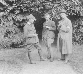 Oficerowie wojsk powstańczych (od lewej) kpt. Nawrocki, ppor. Niemczyk, kpt. Kolbusz