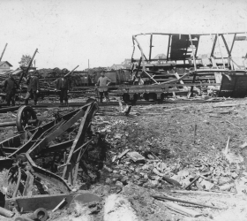 Zniszczony wskutek ostrzału artyleryjskiego teren stacji w Dobrodzieniu