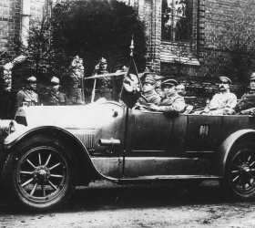 26.08.1922, Marszałek Józef Piłsudski w Lublińcu, obok gen. Jan Jacyna adiutant generalny Naczelnego Wodza, z przodu obok kierowcy mjr Jan Ludyga-Laskowski