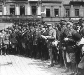 Marszałek Józef Piłsudski odczytuje na Rynku w Katowicach listę powstańców odznaczonych Krzyżem Orderu Virtuti Militari i Krzyżem Walecznych, wrzesień 1922