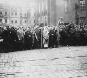 Gen. Stanisław Szeptycki przyjmuje na rynku w Katowicach defiladę wkraczających na Śląsk oddziałów Wojska Polskiego, 20.06.1922