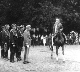 Marszałek Józef Piłsudski w Katowicach na uroczystości dekoracji powstańców Krzyżami Orderu Virtuti Militari i Krzyżami Walecznych