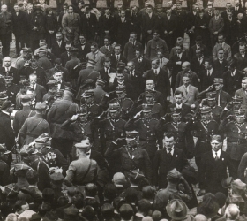 Marszałek Józef Piłsudski na Rynku w Katowicach dekoruje powstańców Krzyżami Orderu Virtuti Militari i Krzyżami Walecznych