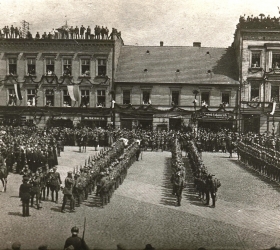 Uroczysty przegląd oddziałów Wojska Polskiego przez gen. Stanisława Szeptyckiego na Rynku w Rybniku