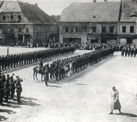 Uroczysty przegląd oddziałów Wojska Polskiego przez marszałka Józefa Piłsudskiego na Rynku w Rybniku