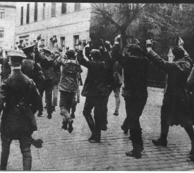 Powstańcy prowadzeni przez Grenzschutz do koszar w Katowicach