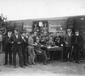 Oddział powstańców na dworcu kolejowym w Żorach, w środku ze szpicrutą siedzi por. Stefan Krukowski, obok w mundurze stoi sierż. Józef Mikuła