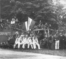 Oddział marynarzy wraz z kpt. Robertem Oszkiem na tle samochodu pancernego „Korfanty”