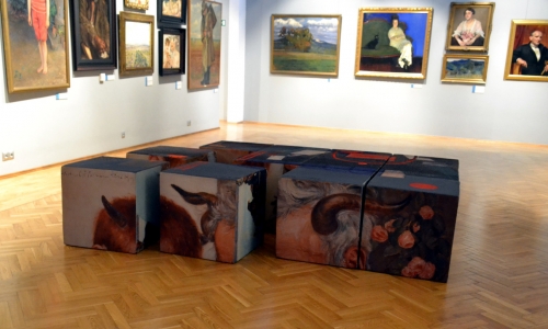 Muzealne klocki w wielkiej wersji, będące interaktywną częścią "Galerii malarstwa polskiego XIX i XX wieku"